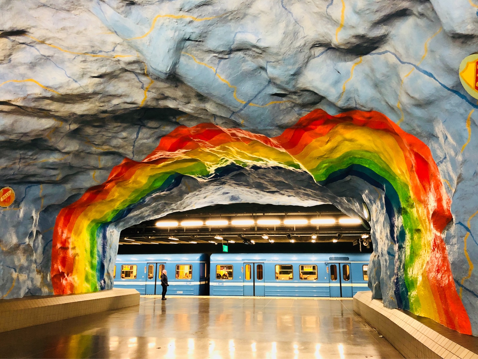 QueerPflege-LSBTIQ-Pflege Ein Tunnel mit einem bunten Regenbogen darauf gemalt.