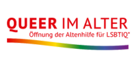 QueerPflege-LSBTIQ-Pflege Logo mit dem Text „QUEER IM ALTER“ in Rot, begleitet vom Slogan „Wahrung der Akzeptanz fürs Alter(n)“ und einem Regenbogen-Farbverlaufsbalken unter dem Text, der die LGBTQI+ Pflegeberatung hervorhebt.