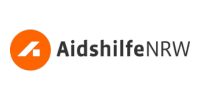 QueerPflege-LSBTIQ-Pflege Das Logo der Aidshilfe NRW besteht aus einem orangefarbenen Kreissymbol mit einem weißen Symbol darin und dem Text „Aidshilfe NRW“ daneben, der ihr Engagement für die LGBTQI+ Pflegeberatung repräsentiert.