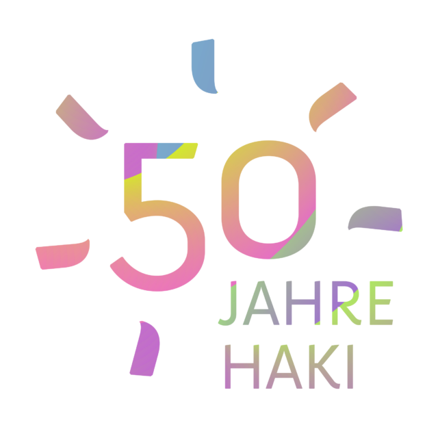 QueerPflege-LSBTIQ-Pflege Logo zur Feier des 50. Jubiläums von HAKI mit der Zahl „50“, umgeben von bunten konfettiartigen Formen und dem Text „JAHRE HAKI“ darunter.