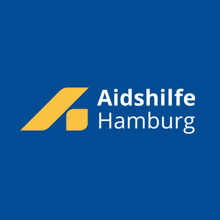 QueerPflege-LSBTIQ-Pflege Das Logo der Aidshilfe Hamburg zeigt eine stilisierte gelbe geometrische Form auf blauem Hintergrund mit weißem Text, der „Aidshilfe Hamburg“ lautet und ihr Engagement für queersensible Pflege und LGBTQI+ Pflegeberatung unterstreicht.