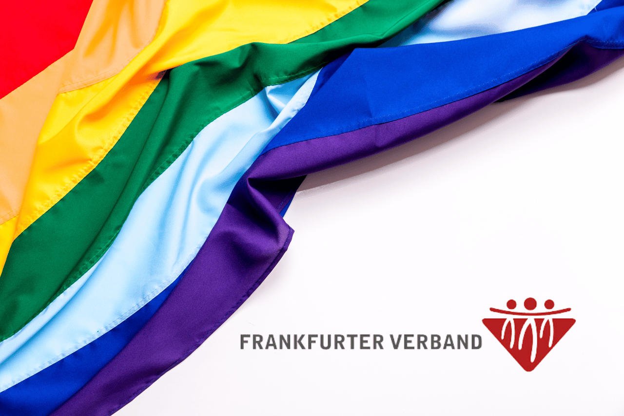 QueerPflege-LSBTIQ-Pflege Ein regenbogenfarbener Stoff mit dem Logo und dem Text „Frankfurter Verband“ unten rechts, mit einem abstrakten Design aus drei Figuren über einem Dreieck, als Symbol für das Engagement des Verbandes für die LSBTIQ-Seniorenpflege.