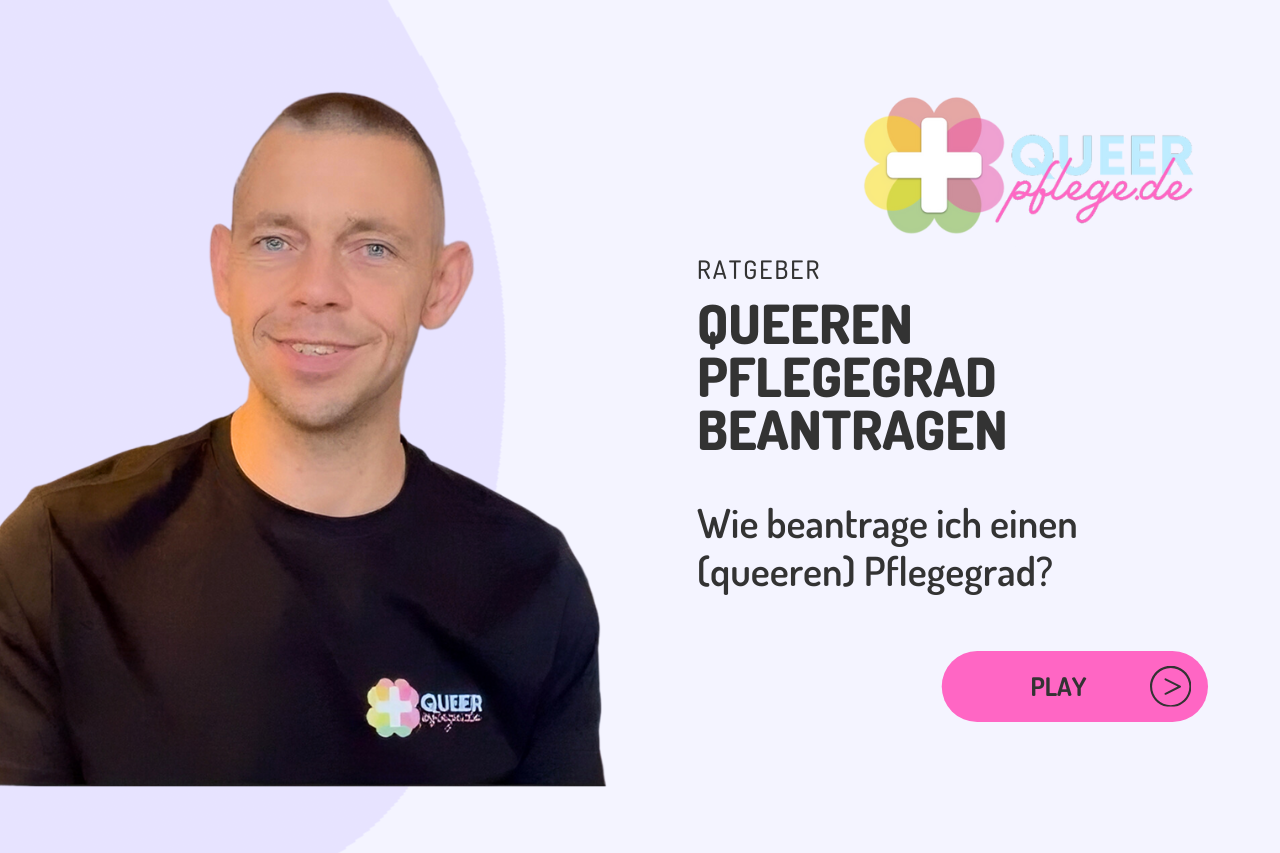 QueerPflege-LSBTIQ-Pflege Ein Mann in einem schwarzen Shirt mit dem Logo von „Queer Pflege“ steht neben einem Flyer von „Queer Pflege“ mit Informationen zur Beantragung einer (queeren) Pflegestufe. Auf dem Flyer ist ein „Play“-Button zu sehen.