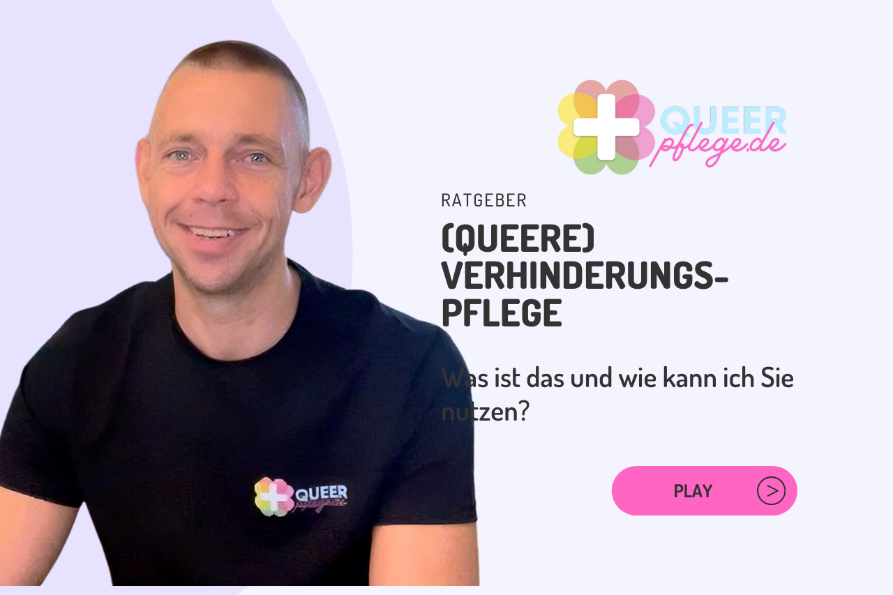 QueerPflege-LSBTIQ-Pflege Eine Person in einem schwarzen Shirt mit dem Schriftzug „Queer Pflege“ lächelt. Daneben ist ein Text zur queeren Vorsorge und ein Play-Button zu sehen.