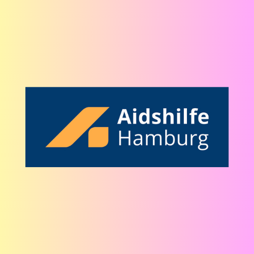 QueerPflege-LSBTIQ-Pflege Das Logo der Aidshilfe Hamburg besteht aus einem orangefarbenen Emblem und weißem Text auf dunkelblauem Hintergrund vor einem Farbverlauf in Gelb und Rosa und symbolisiert das Engagement der Organisation für die LGBTQI+ Pflegeberatung.